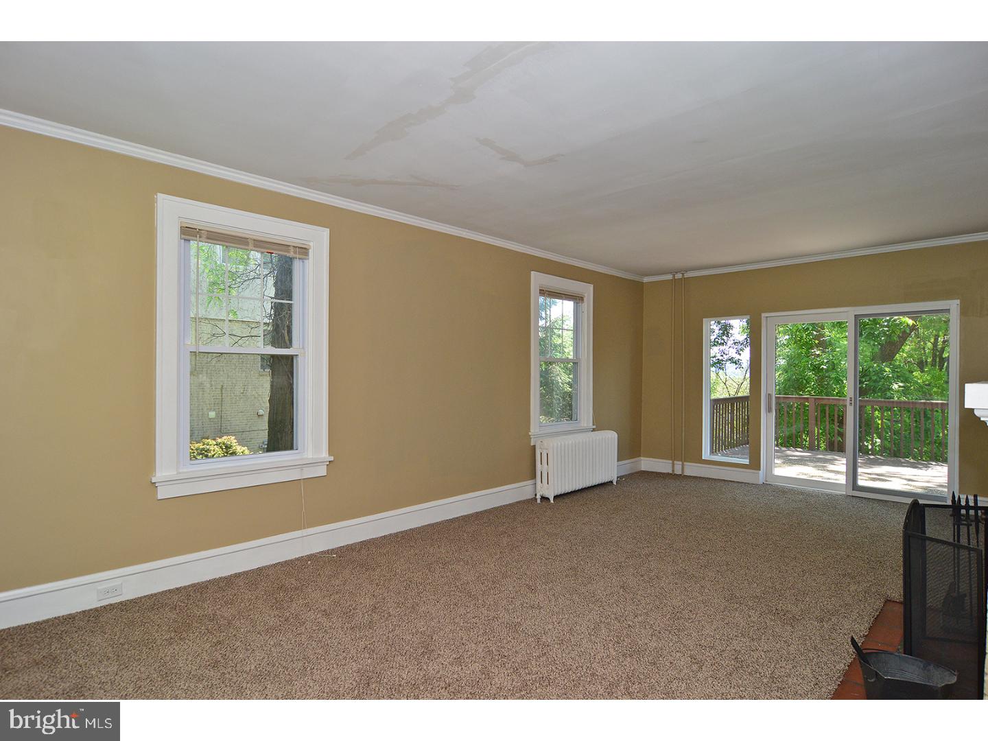14 Hawthorne Road Reading, PA 19609 - Photo 11 of 22 Living Room