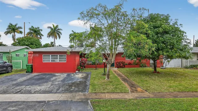 a view of a yard with palm trees