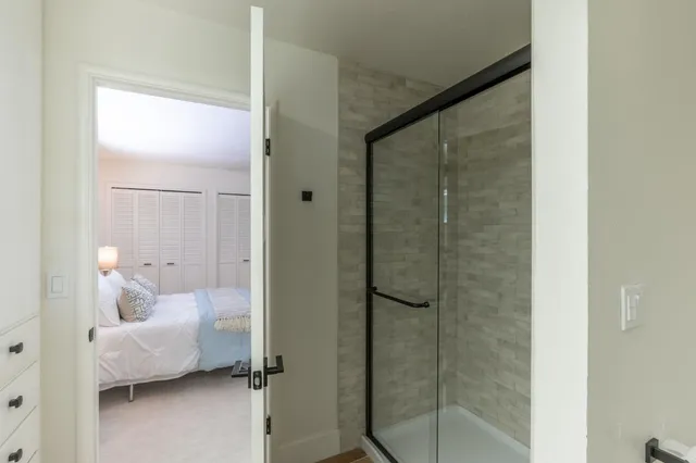 a view of a backyard