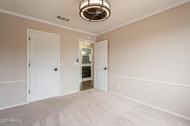 a view of empty room with a ceiling fan