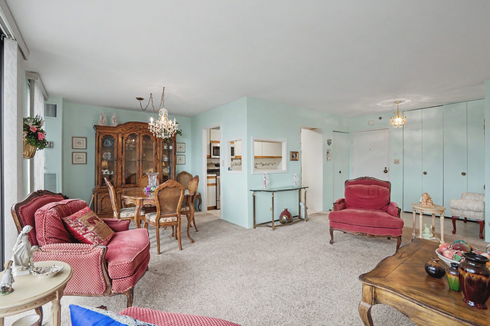 1800 7th Street, Unit 5D East Moline, IL 61244 - Photo 4 of 24 a living room with furniture