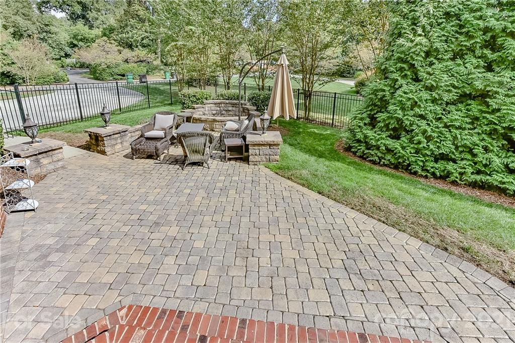 2105 South Wendover Road Charlotte, NC 28211 - Photo 39 of 46 a backyard of a house with table and chairs