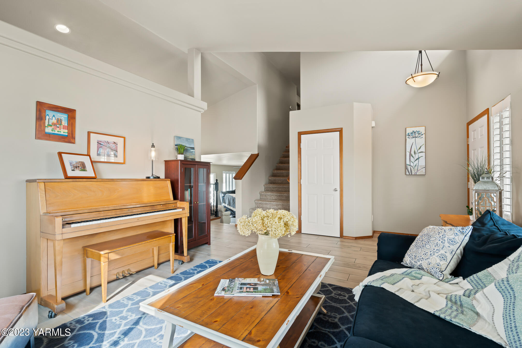 4702 Goat Rocks Court Yakima, WA 98901 - Photo 6 of 36 a living room with furniture