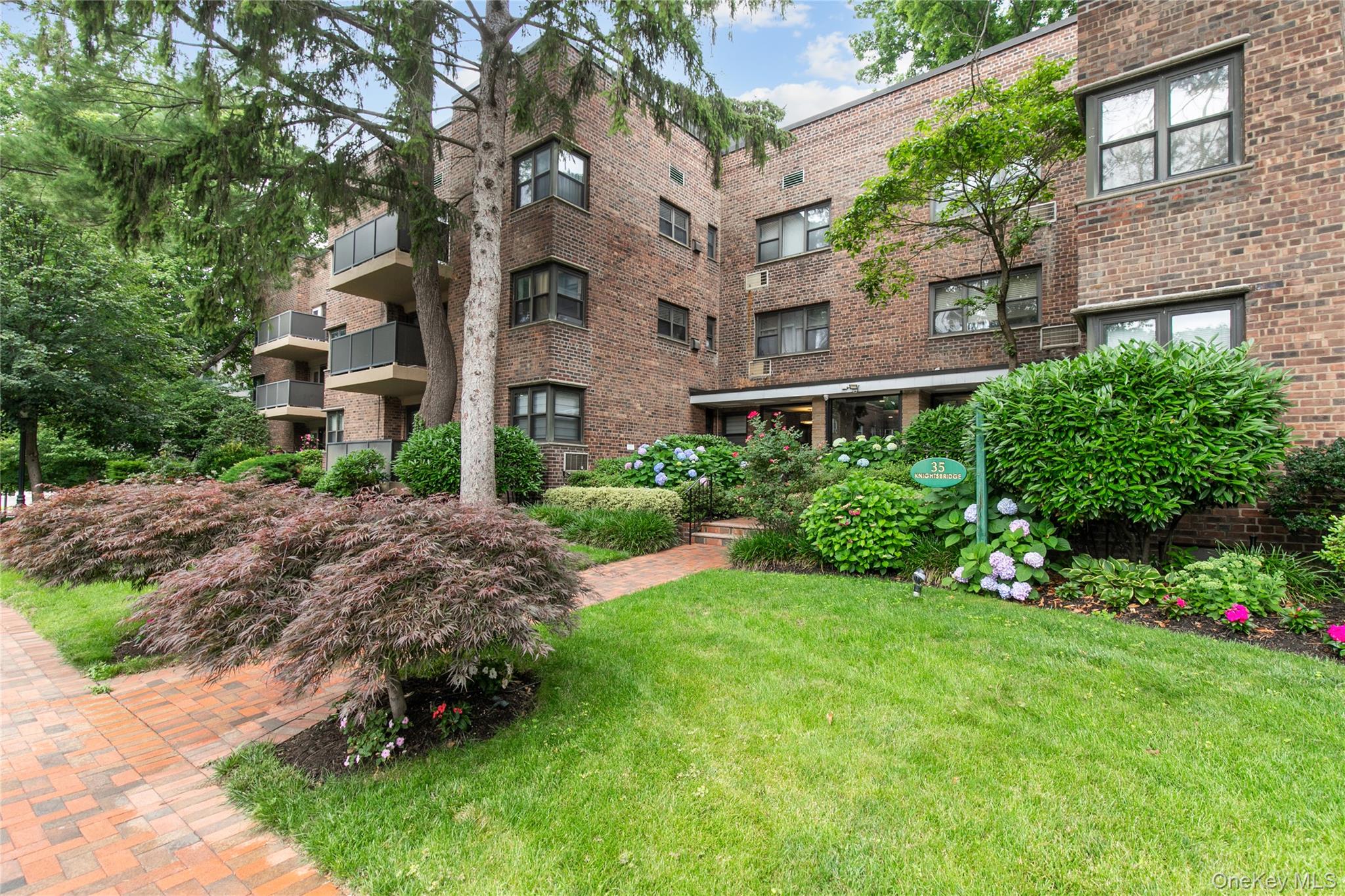35 Knightsbridge Road, Unit 2B Great Neck, NY 11021 - Photo 1 of 20