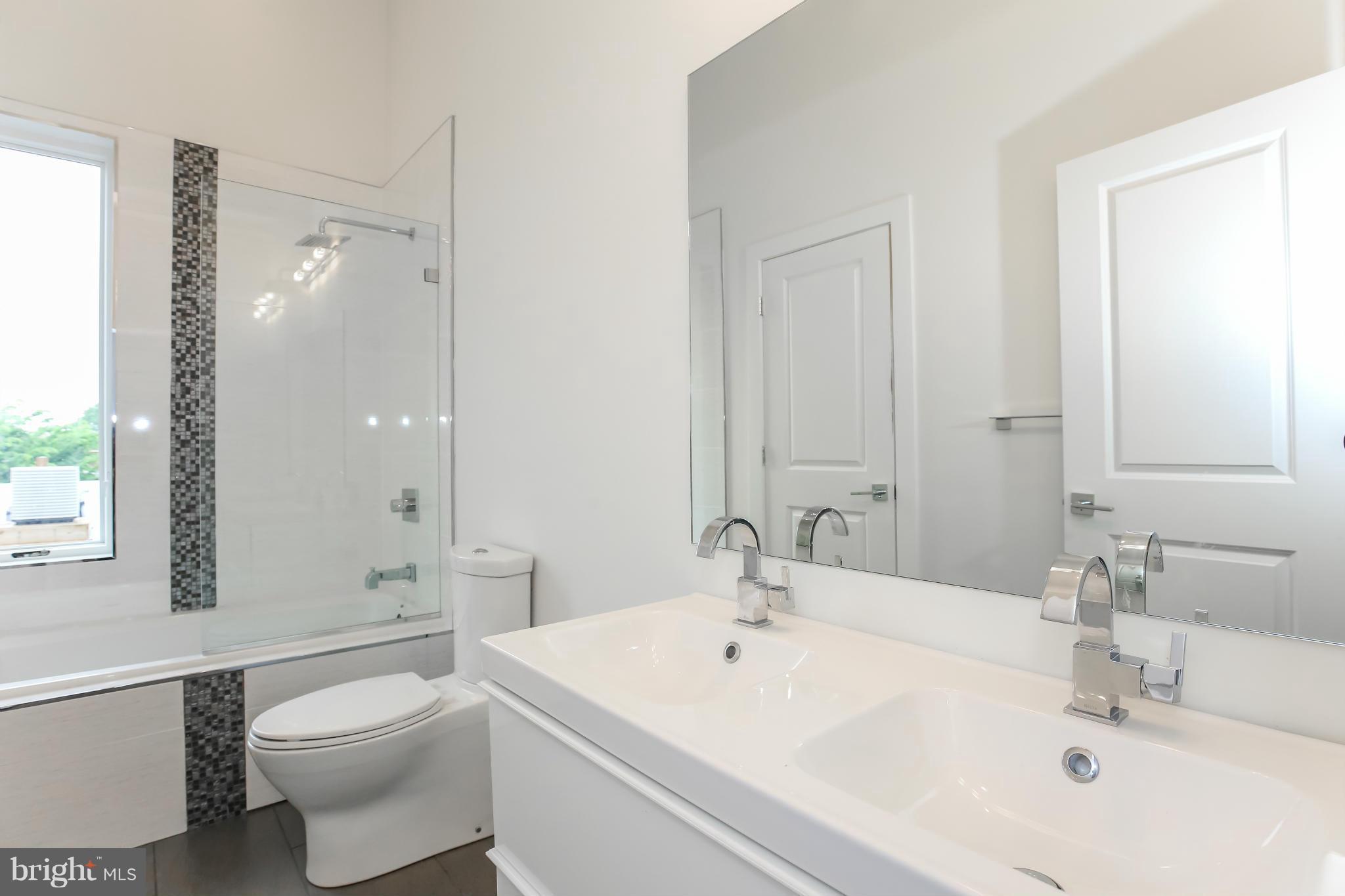 462 Ridge Street Northwest, Unit 5 Washington, DC 20001 - Photo 8 of 11 Bath (Master) 2