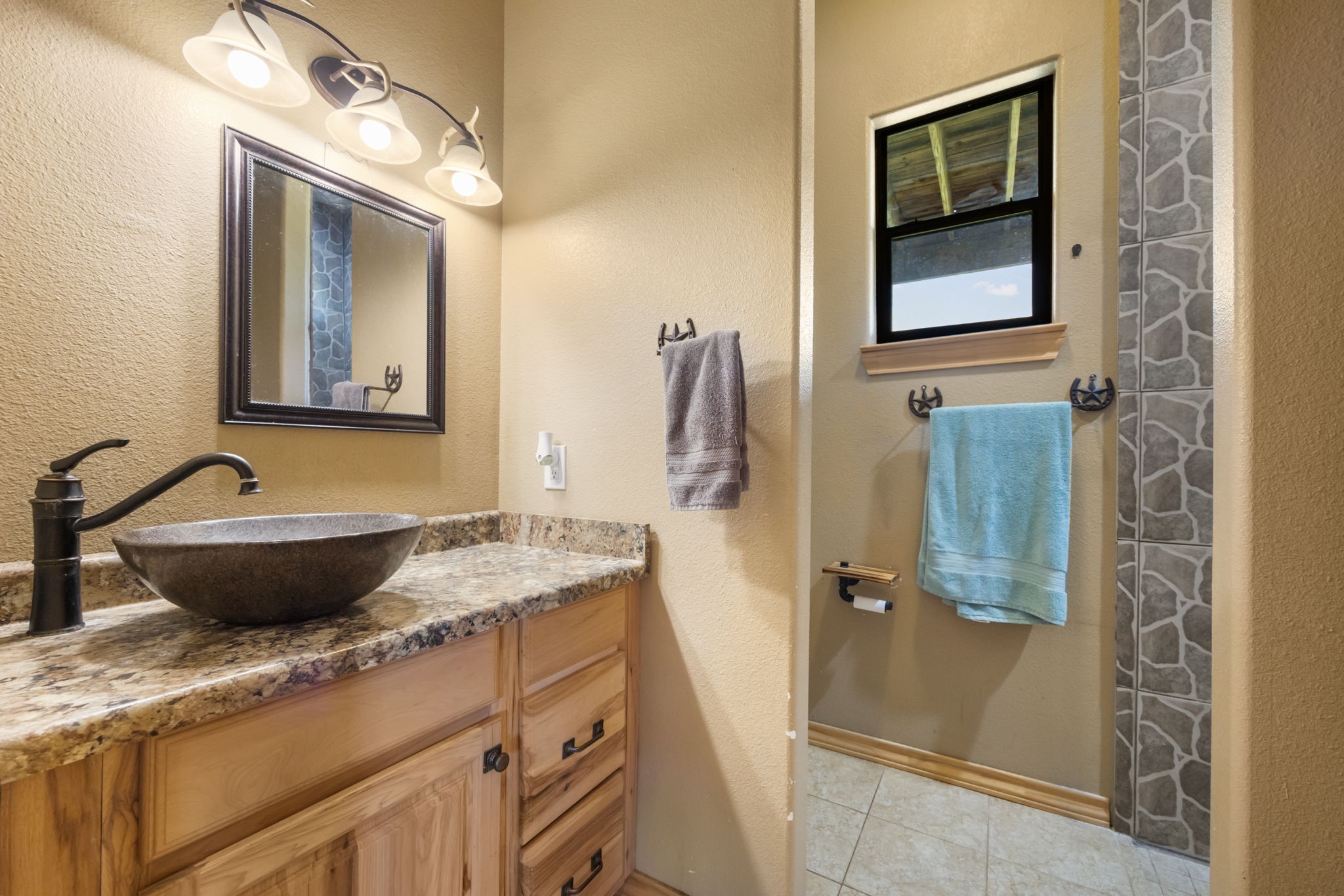11970 Sulphur Springs Road Adkins, TX 78101 - Photo 19 of 50 guest full bathroom down