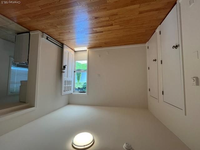 9 Linwood Road South, Unit REAR Port Washington, NY 11050 - Photo 5 of 8 Living room/Bedroom