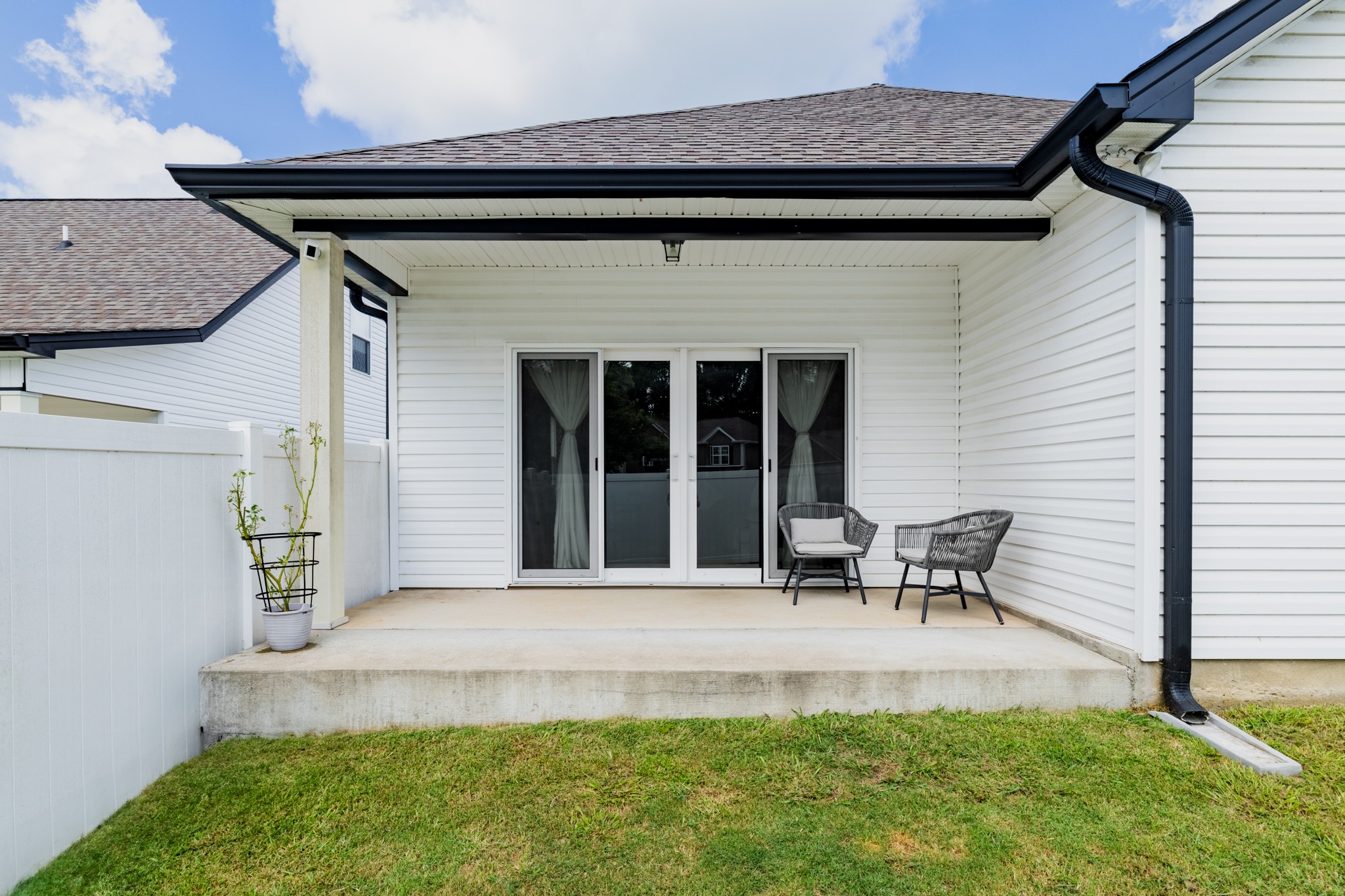 404 Golf Club Lane Springfield, TN 37172 - Photo 32 of 38 a backyard of a house with table and chairs