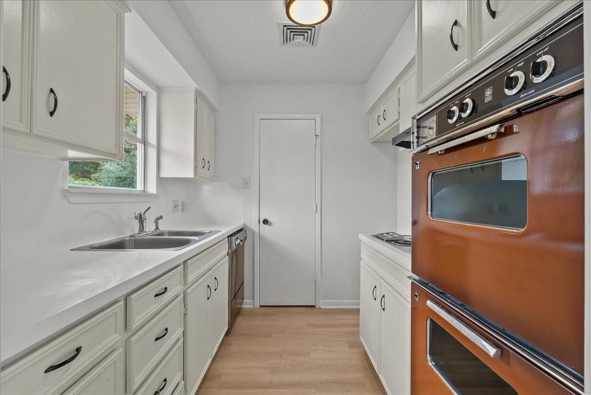 5762 Birdwood Road Houston, TX 77096 - Photo 33 of 49 THIS FULL SERVICE KITCHEN LOCATED IN THE MOTHER-IN-LAW SUITE CAN ALSO BE USED AS A CATERING KITCHEN OR SKULLERY WHICH IS PERFECT FOR THOSE WHO LOVE TO ENTERTAIN! YES, THE APPLIANCES DO WORK!