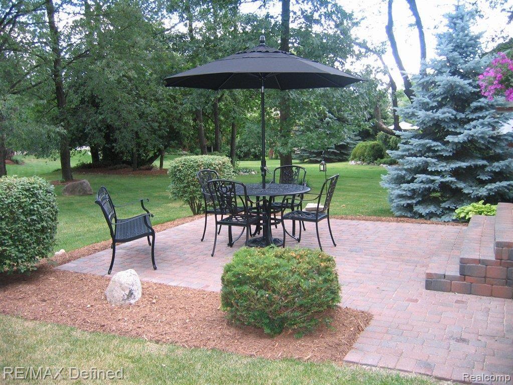 1946 Rainbow Drive Rochester, MI 48306 - Photo 5 of 25 Brick Paver Patio