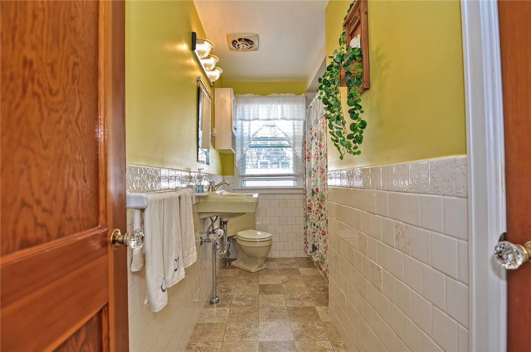 47 Slade Street Pawtucket, RI 02861 - Photo 10 of 24 Bathroom full