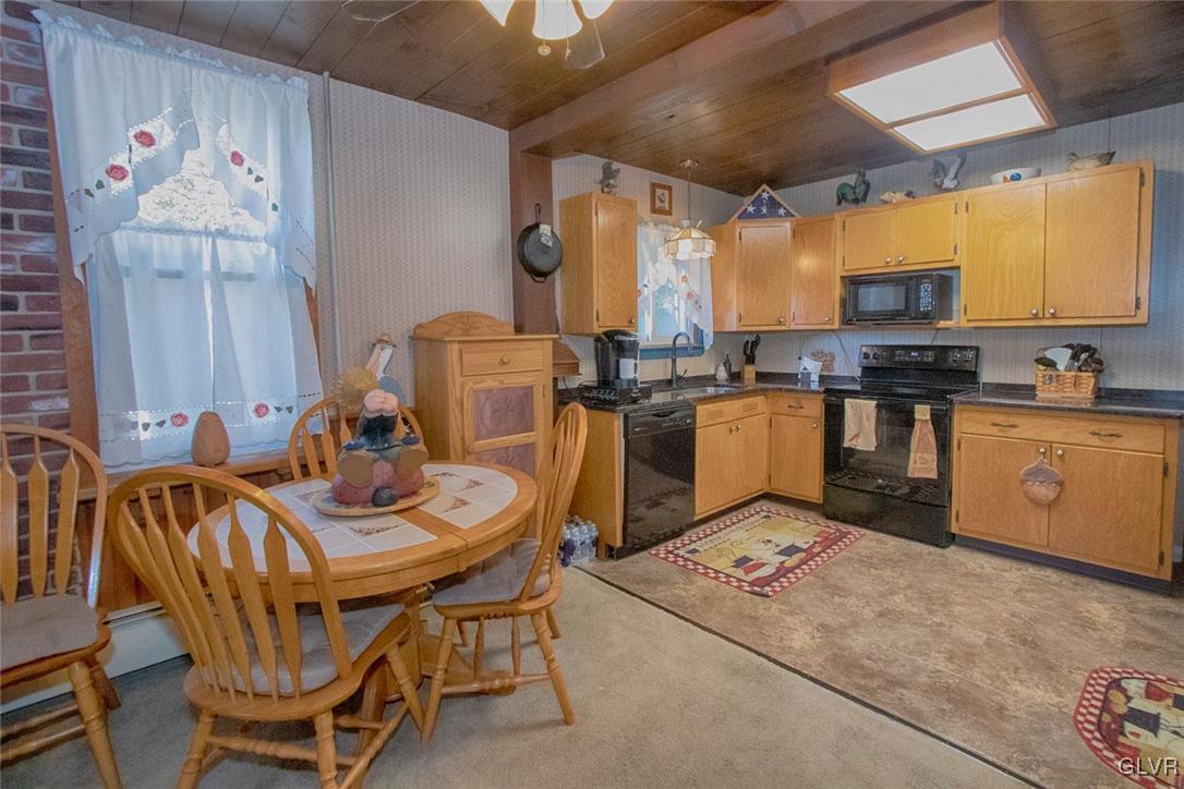 234 Walker Road Macungie, PA 18062 - Photo 8 of 15 Eat-in kitchen area.