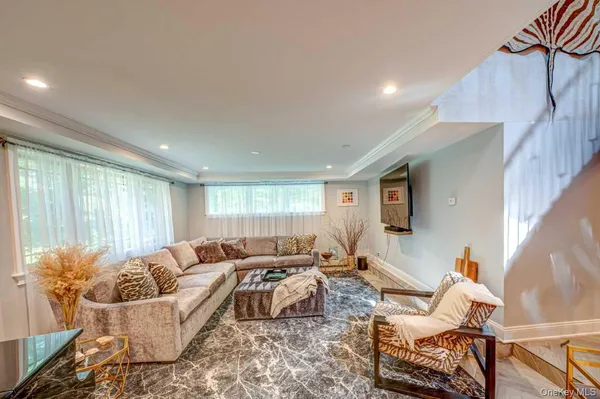$2,150,000 | 6 Tanyard Lane, Huntington, NY 11743