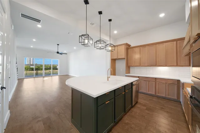 a large kitchen with kitchen island a large island in it