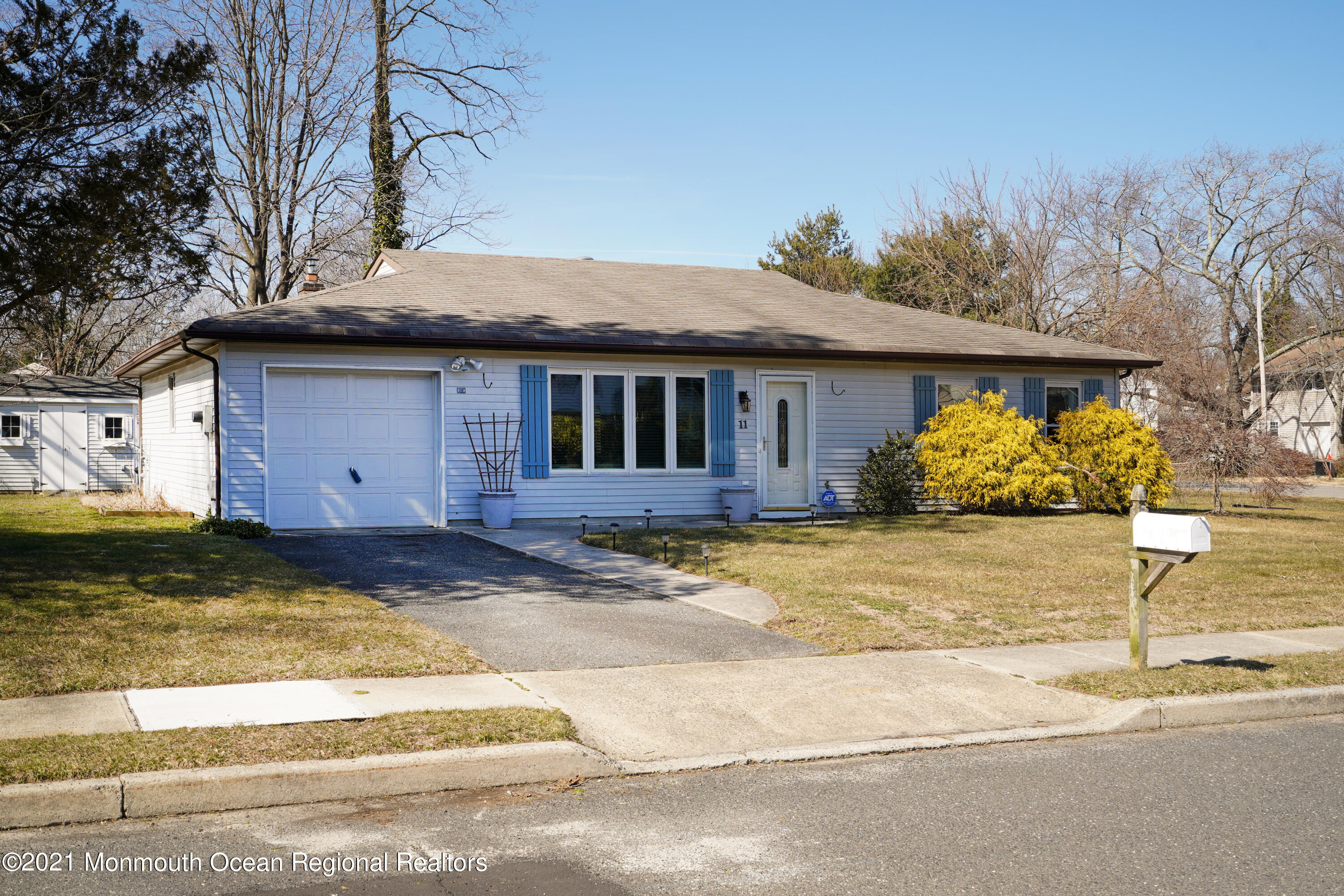 11 Brookside Road Neptune Township, NJ 07753 - Photo 3 of 35 DSC08147
