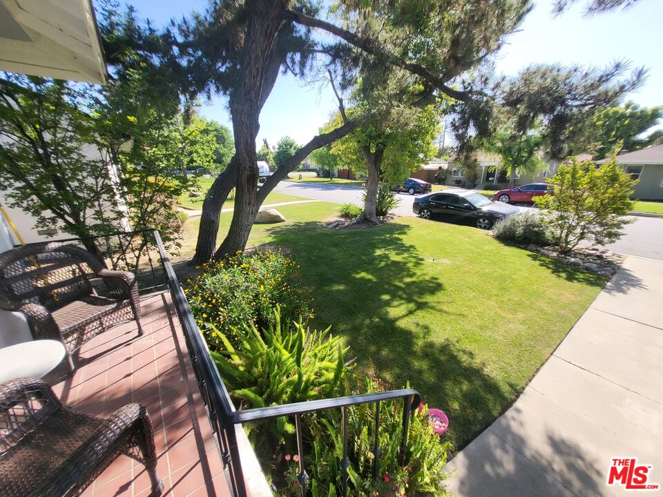 2831 Pine Street Bakersfield, CA 93301 - Photo 7 of 33 a backyard of a house with lots of green space