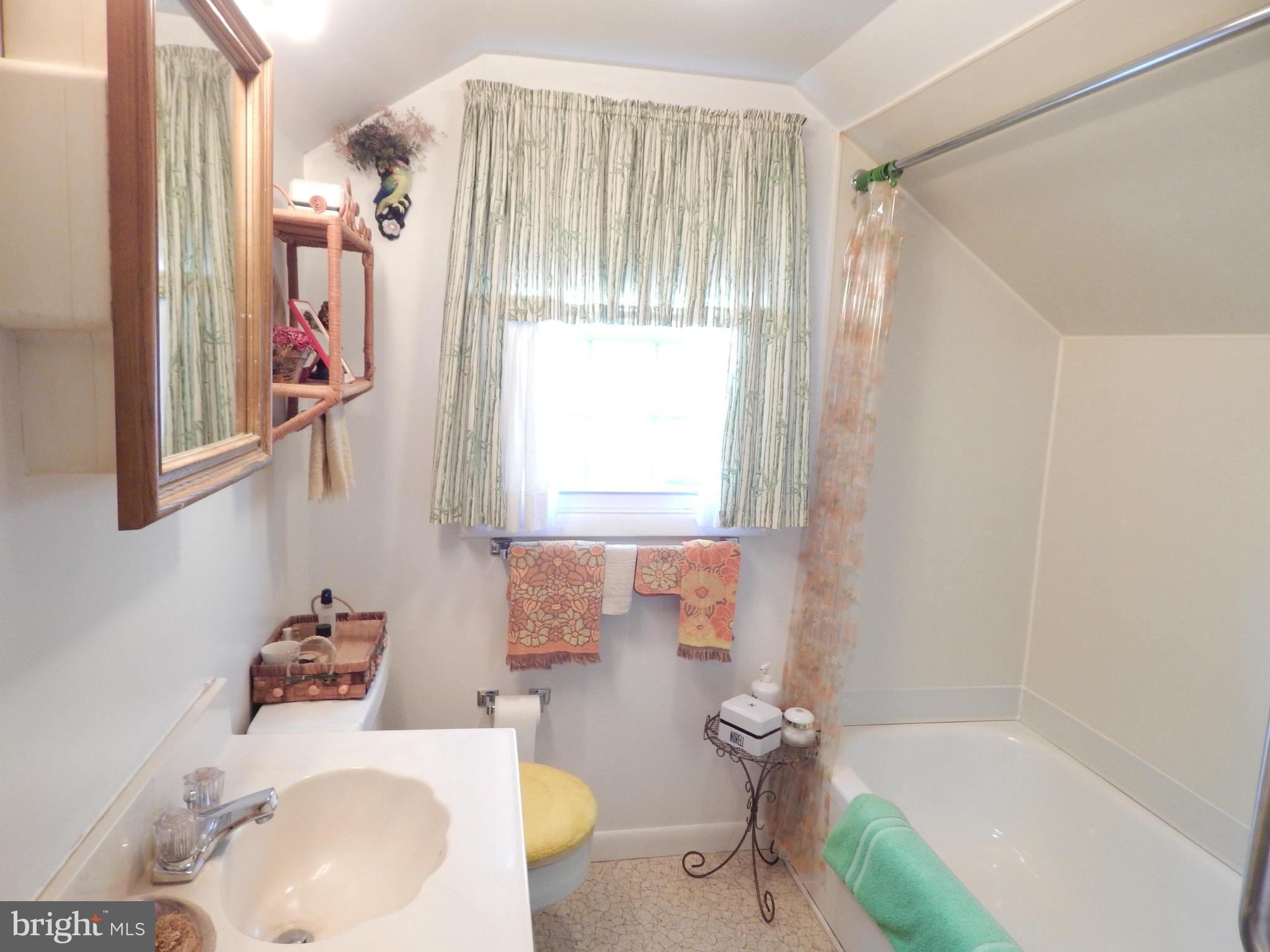 1258 Greystone Road Baltimore, MD 21227 - Photo 13 of 24 Bath