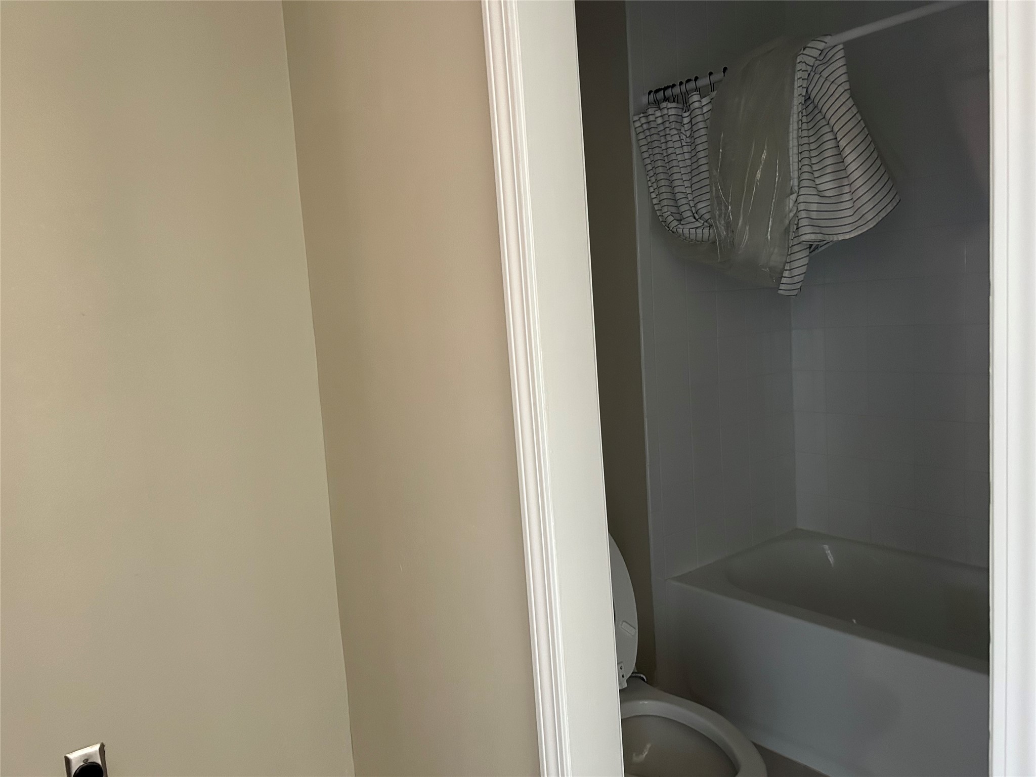 1403 Blalock Road, Unit 16 Houston, TX 77055 - Photo 11 of 12 a bathroom with a bathtub