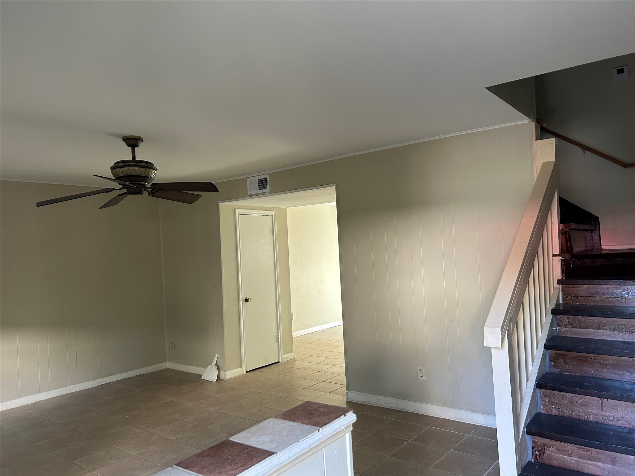 1403 Blalock Road, Unit 16 Houston, TX 77055 - Photo 2 of 12 an empty room with wooden floor and windows