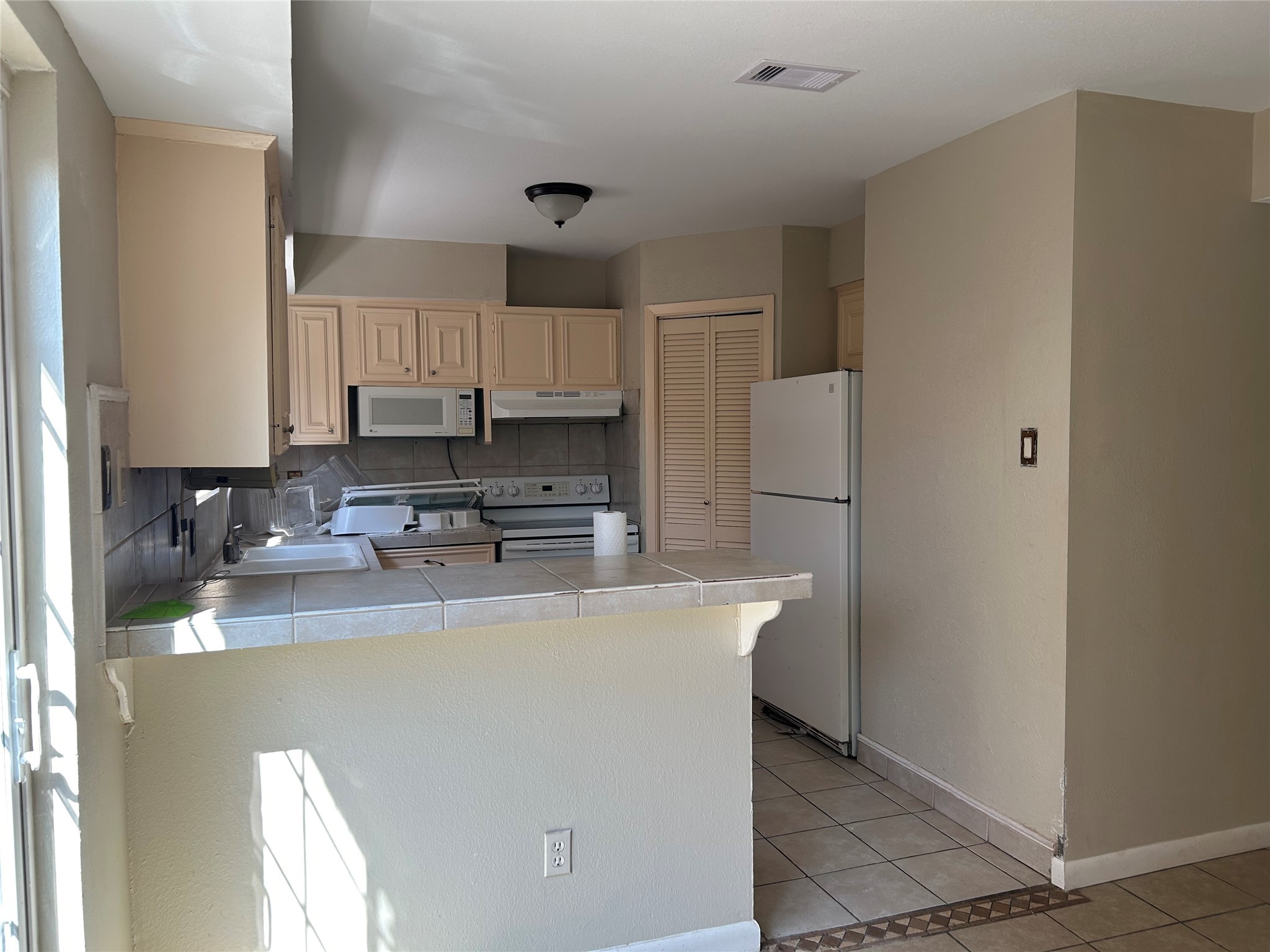 1403 Blalock Road, Unit 16 Houston, TX 77055 - Photo 8 of 12 a kitchen with kitchen island a white counter top space cabinets and stainless steel appliances