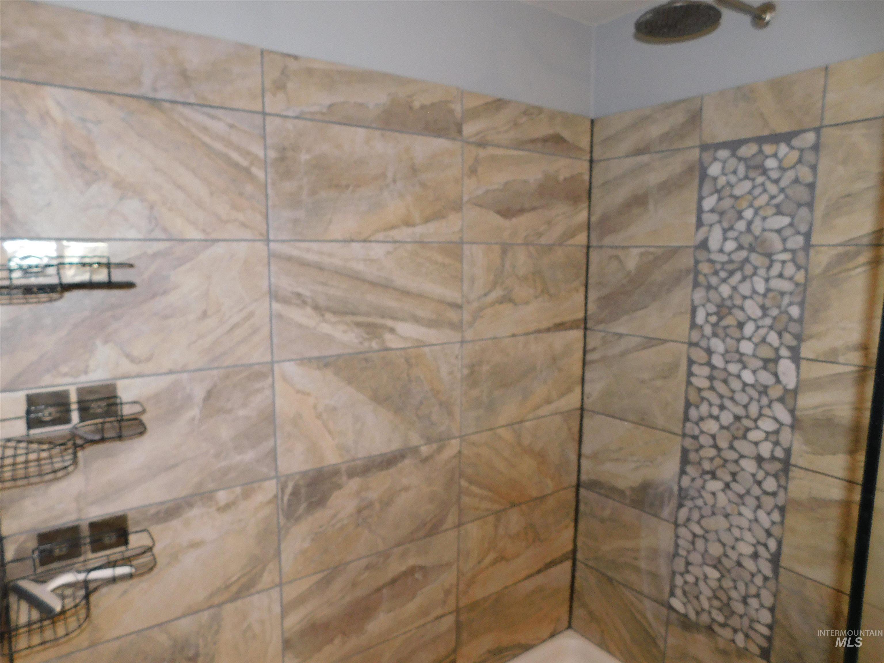 26915 Chips Lane Parma, ID 83660 - Photo 10 of 48 Full bathroom featuring tiled shower
