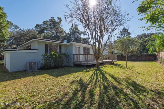 a view of backyard with a garden and trees