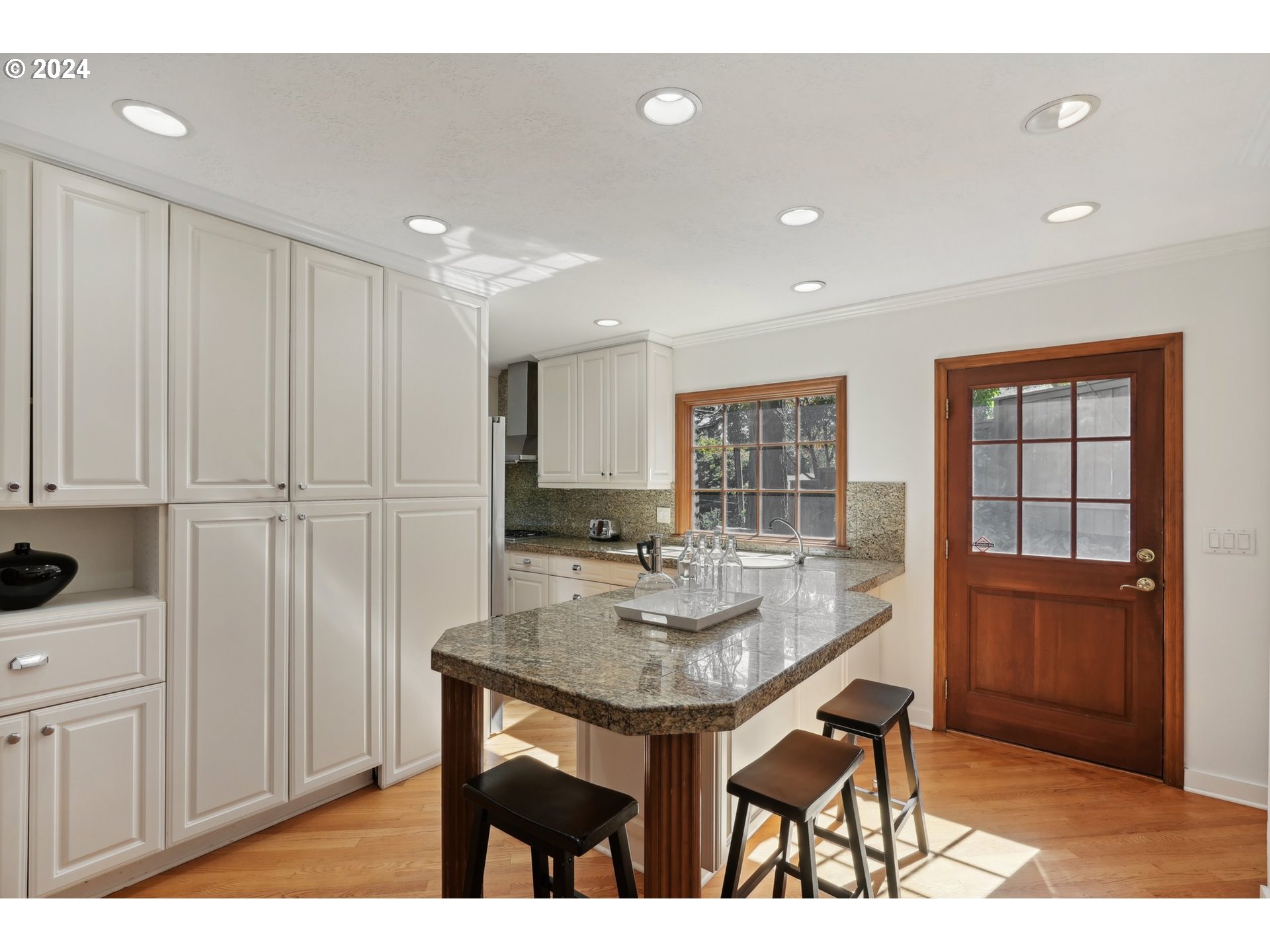 906 Southwest Chestnut Street Portland, OR 97219 - Photo 13 of 44 Gallery Image 13