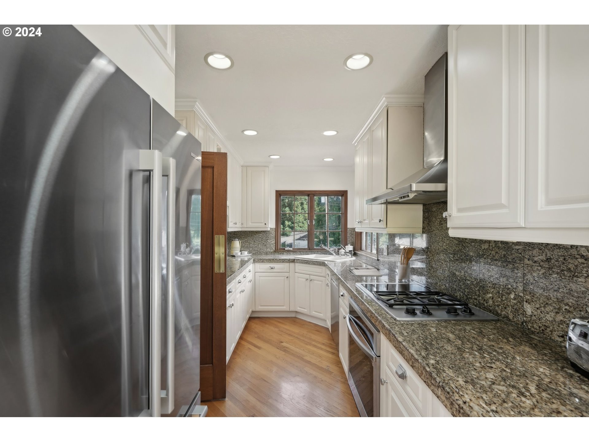 906 Southwest Chestnut Street Portland, OR 97219 - Photo 14 of 44 Gallery Image 14