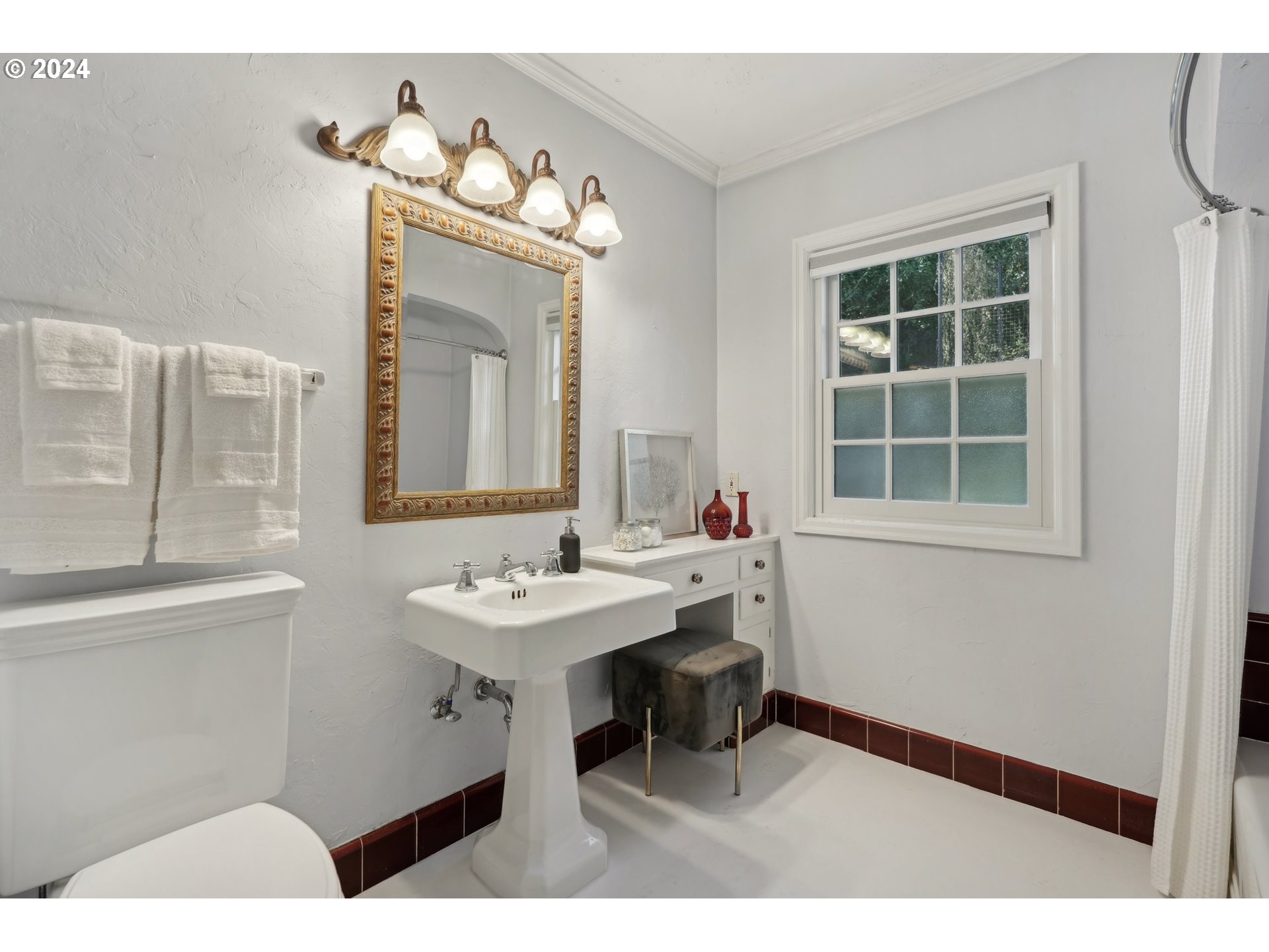 906 Southwest Chestnut Street Portland, OR 97219 - Photo 17 of 44 Gallery Image 17
