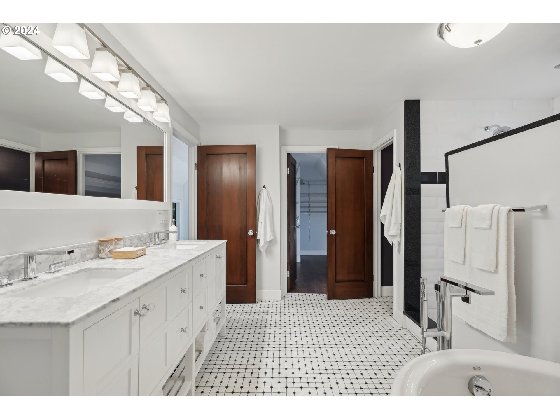 906 Southwest Chestnut Street Portland, OR 97219 - Photo 21 of 44 Gallery Image 21
