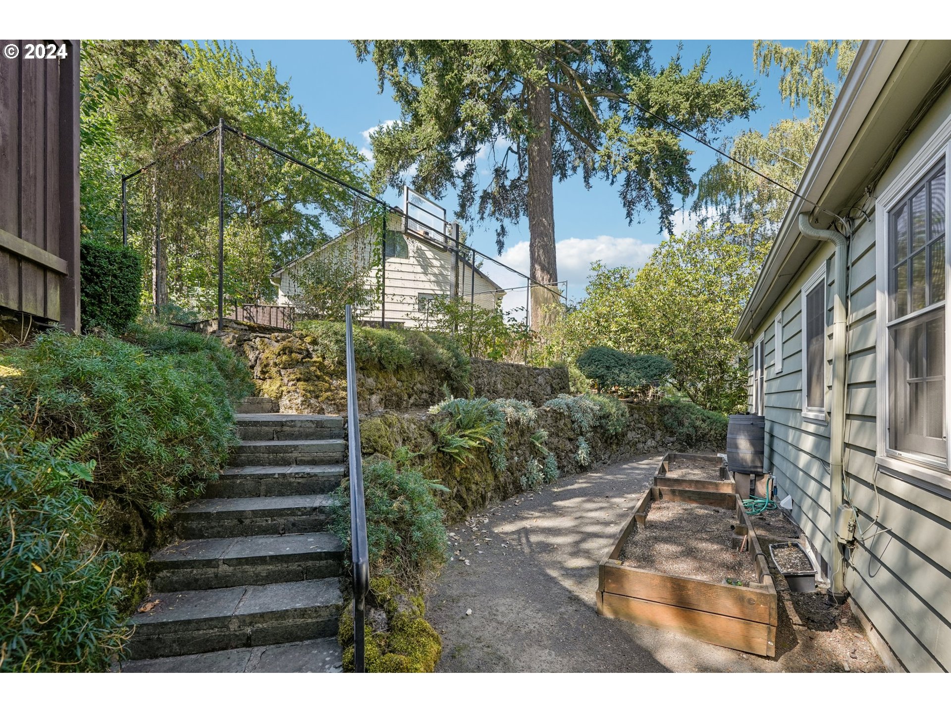 906 Southwest Chestnut Street Portland, OR 97219 - Photo 37 of 44 Gallery Image 37