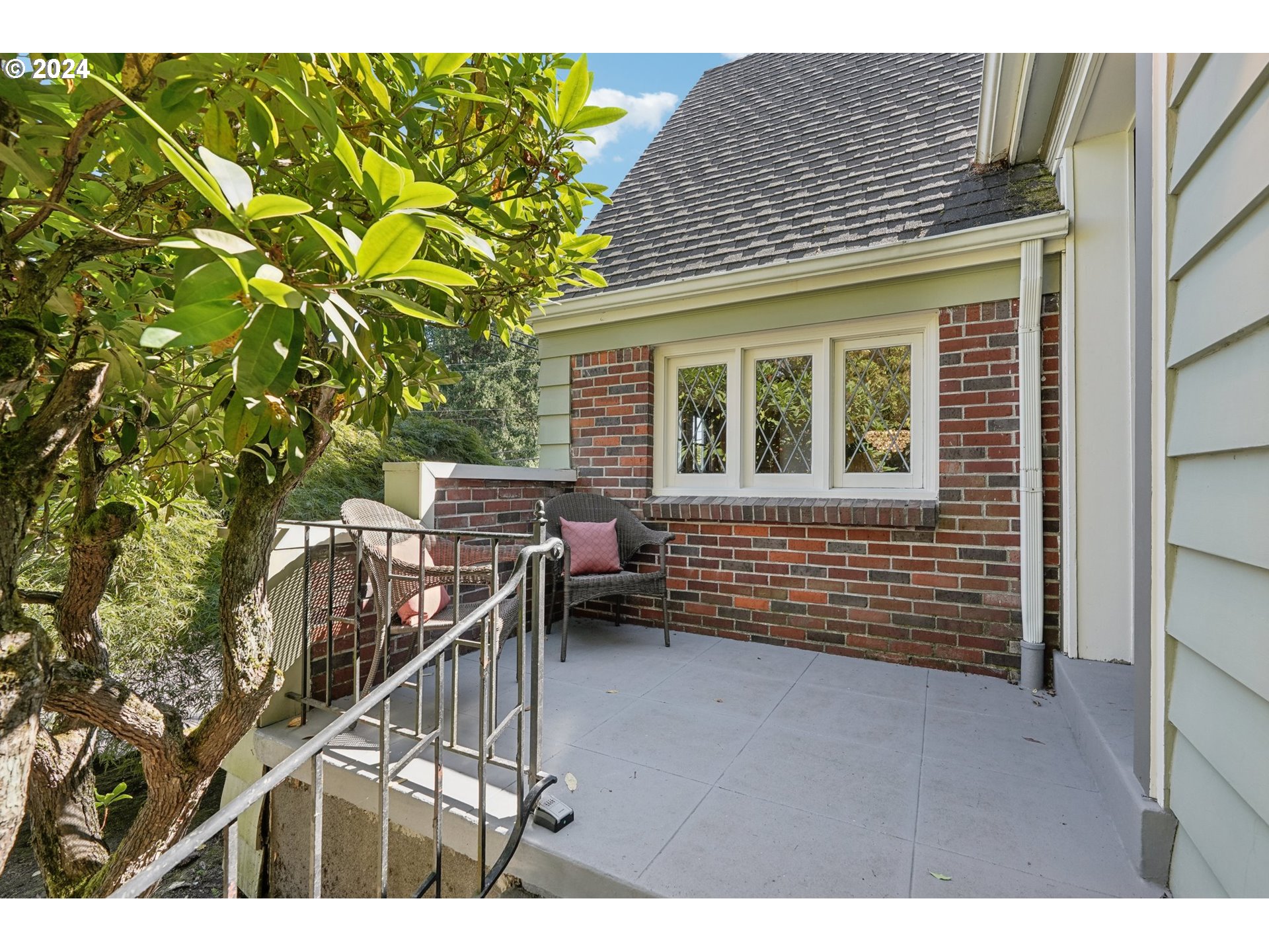 906 Southwest Chestnut Street Portland, OR 97219 - Photo 5 of 44 Gallery Image 5
