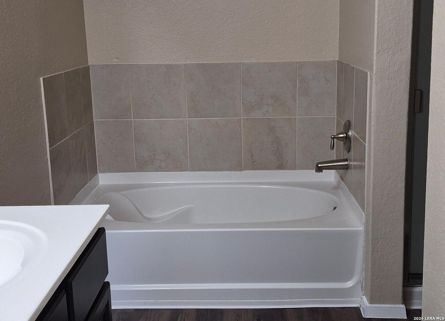 7102 Zuma Beach Converse, TX 78109 - Photo 18 of 31 a bathroom with a bathtub