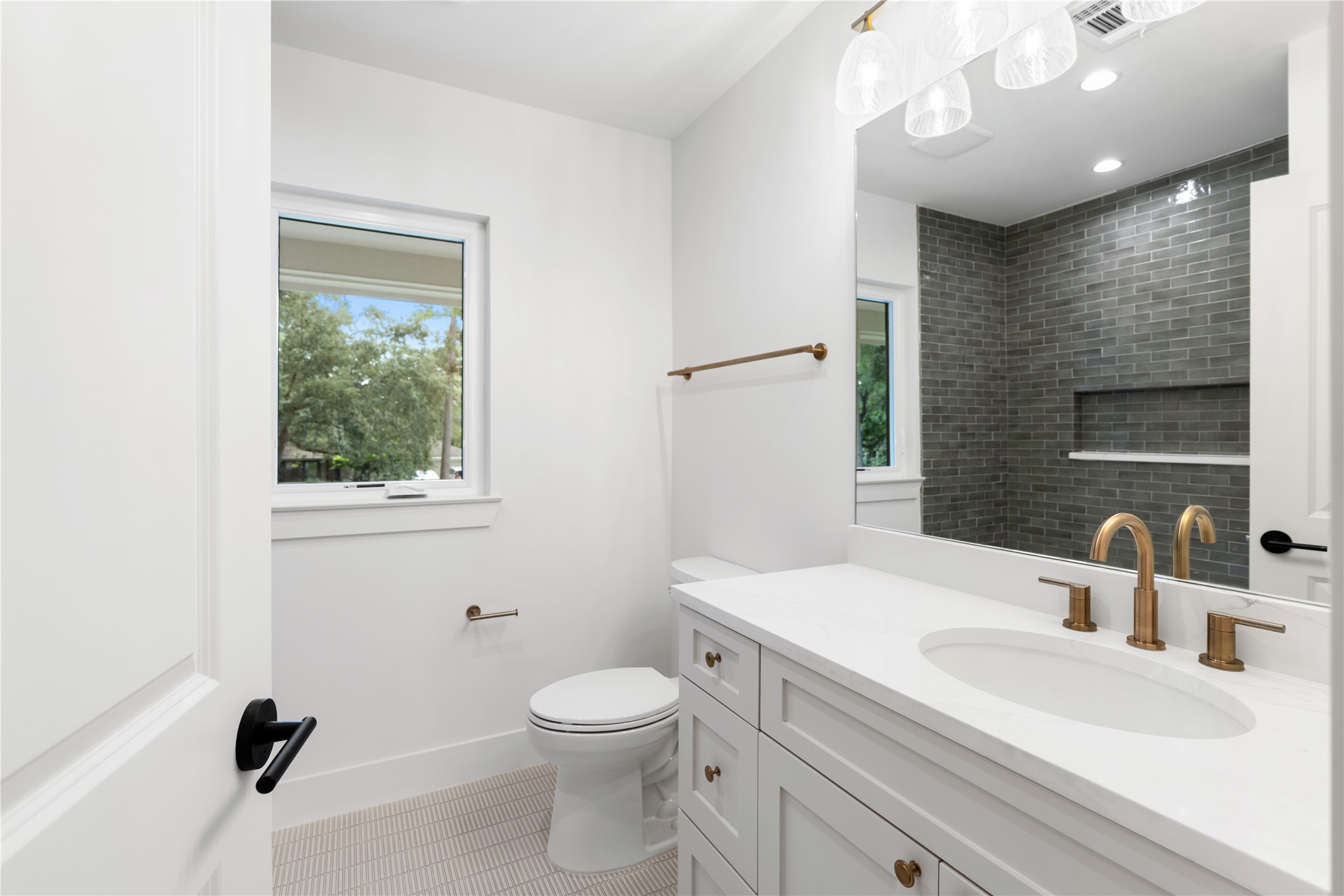 814 Azalea Street Houston, TX 77018 - Photo 21 of 31 Beautifully finished secondary bath with durable quartz surfaces and a convenient tub/shower combo - perfect for everyday living.
