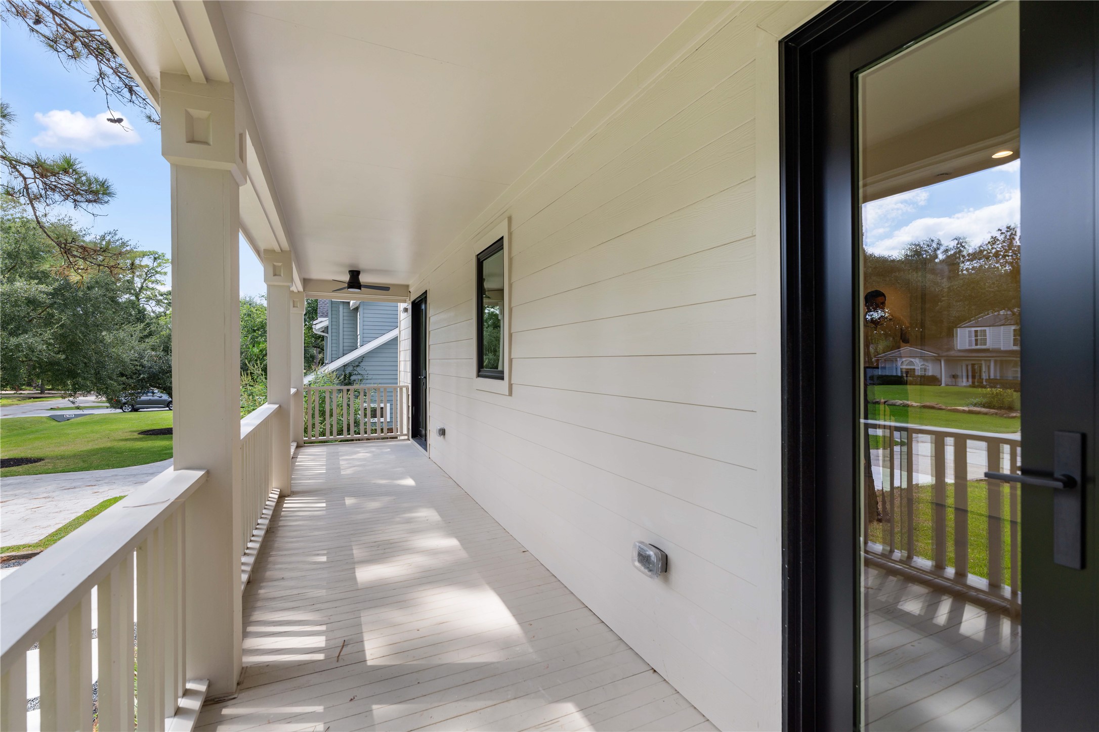 814 Azalea Street Houston, TX 77018 - Photo 23 of 31 Covered second-floor balcony perfect for relaxing outdoors