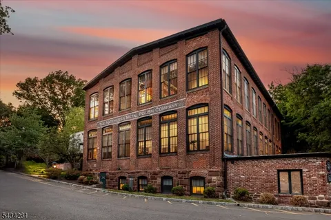$799,000 | 25 Clark Street, Unit 205, Glen Ridge, NJ 07028