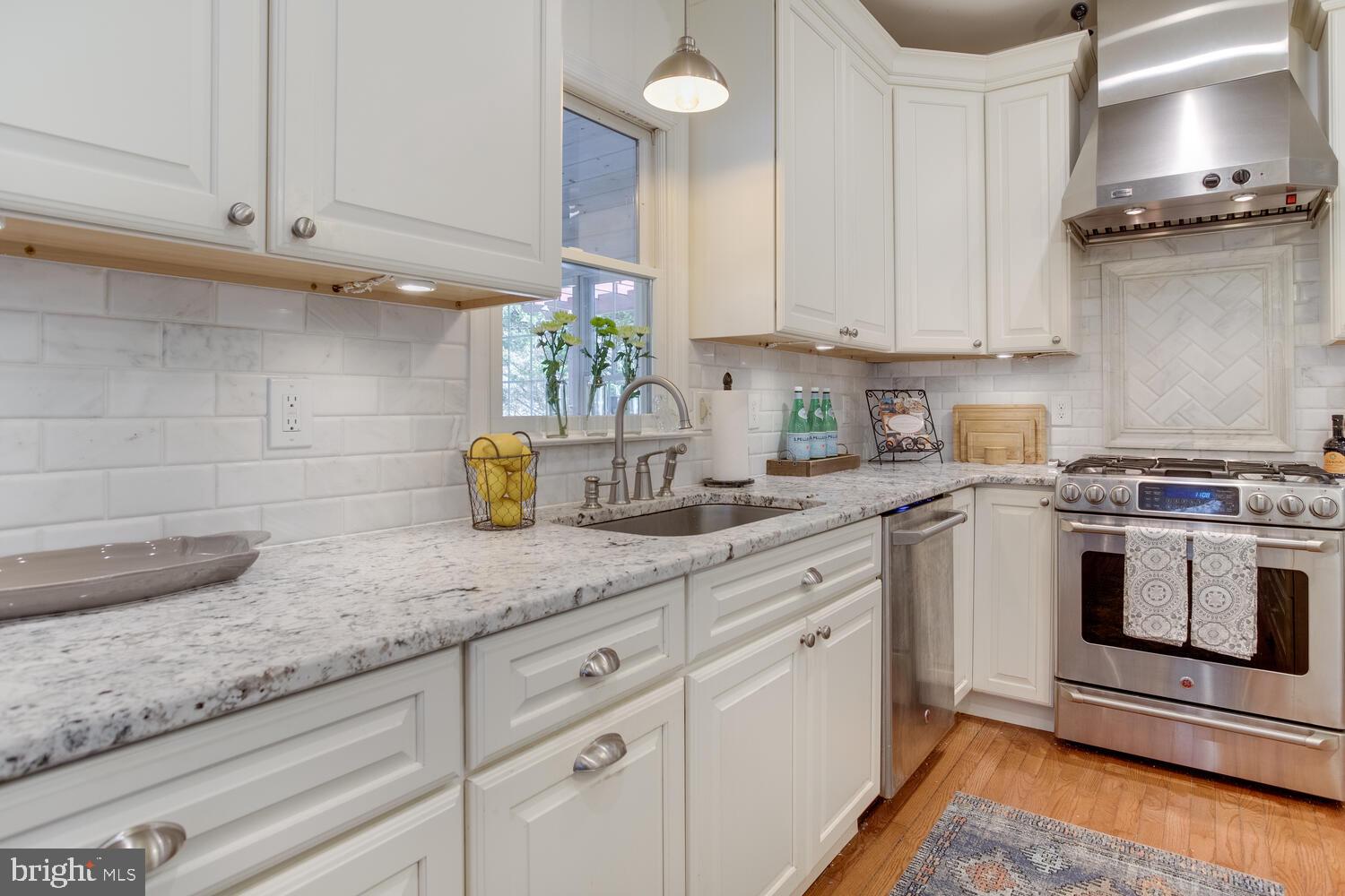 8 Grace Ridge Court Monkton, MD 21111 - Photo 15 of 79 Kitchen-granite counters, subway tile backsplash