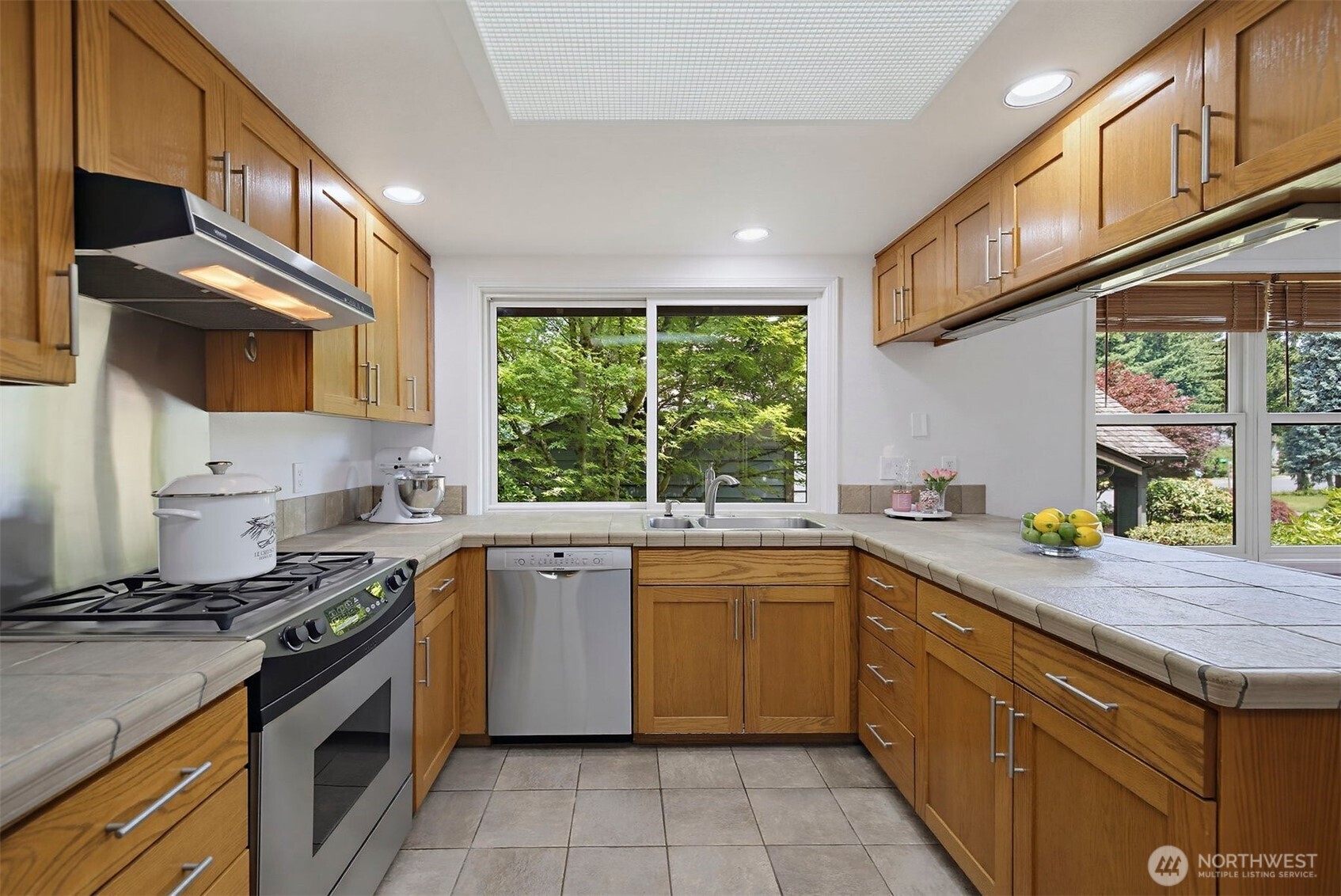 16653 157th Avenue Southeast Renton, WA 98058 - Photo 12 of 38