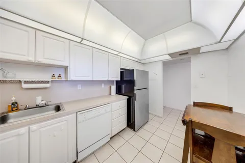 $535,000 | 19370 Collins Avenue, Unit 502, Sunny Isles Beach, FL 33160