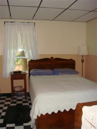 266 Nottingham Street Springfield, MA 01104 - Photo 9 of 13 a room with a bed and a window