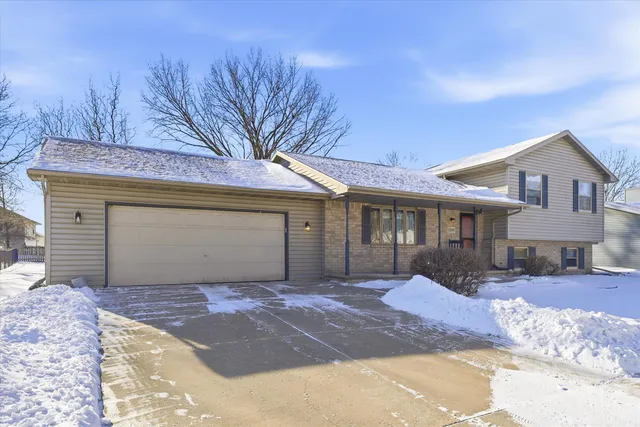$348,900 | 2861 Montclair Place, Oshkosh, WI 54904