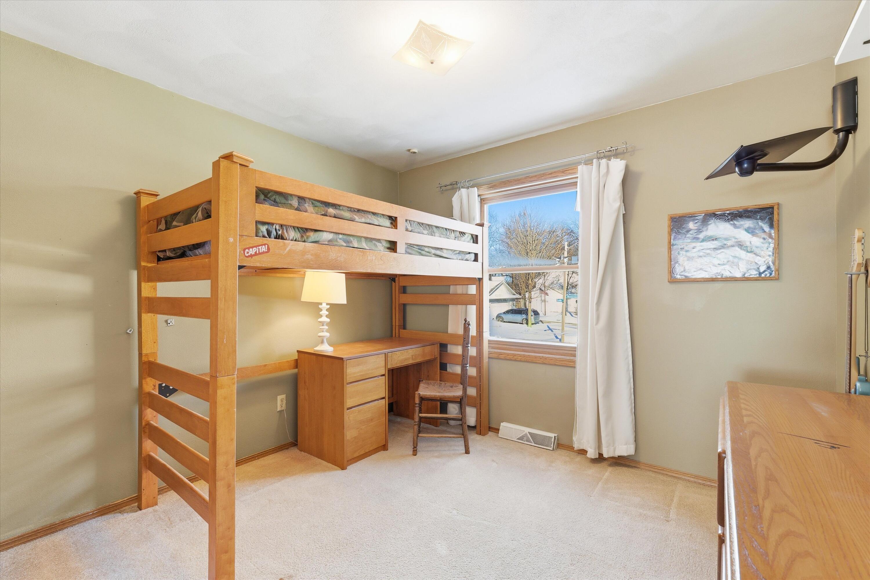 2861 Montclair Place Oshkosh, WI 54904 - Photo 17 of 27 Upper bedroom 2
