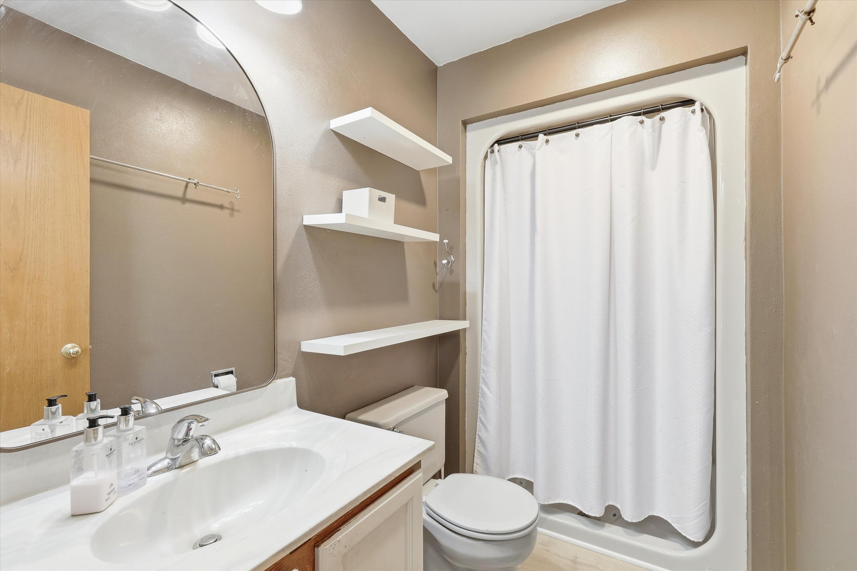 2861 Montclair Place Oshkosh, WI 54904 - Photo 21 of 27 Upper primary bath