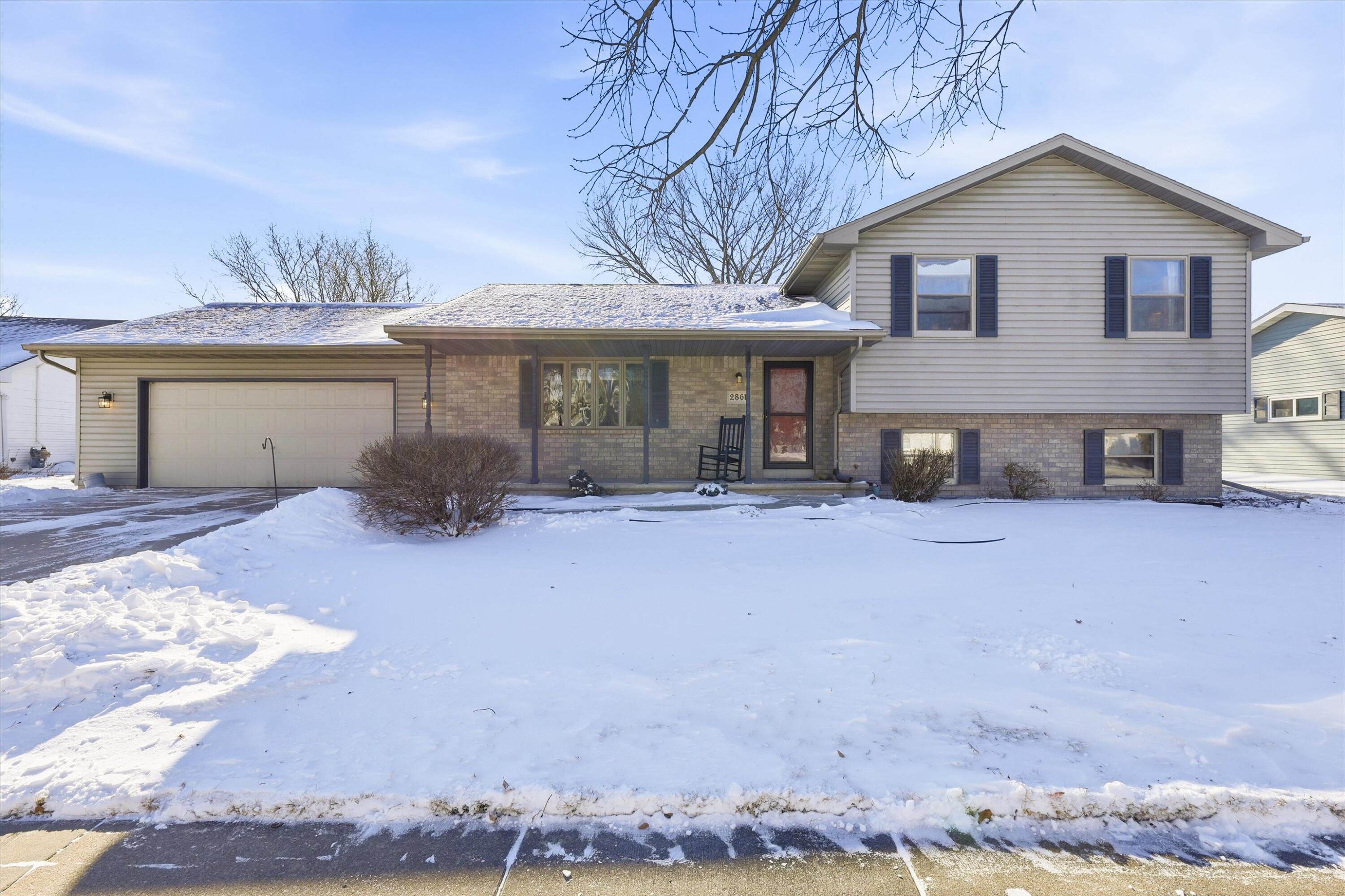2861 Montclair Place Oshkosh, WI 54904 - Photo 3 of 27 Welcome home!