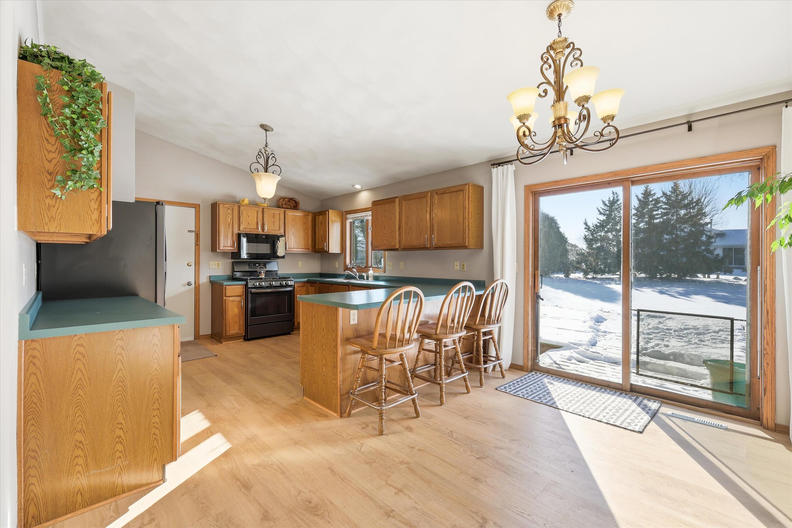 2861 Montclair Place Oshkosh, WI 54904 - Photo 8 of 27 Kitchen w/ dining area