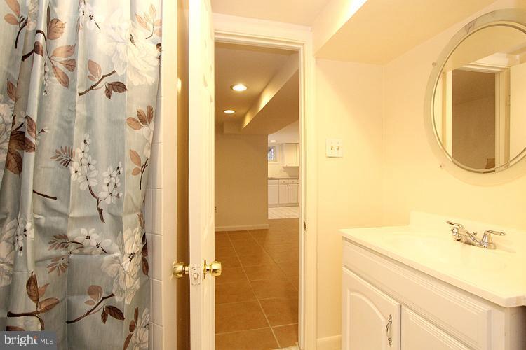 926 8th Street Northeast Washington, DC 20002 - Photo 11 of 30 Bath