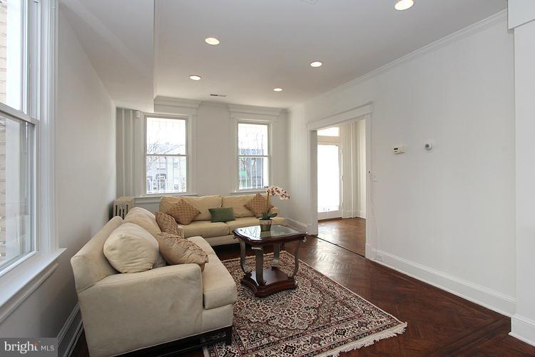 926 8th Street Northeast Washington, DC 20002 - Photo 3 of 30 Living Room