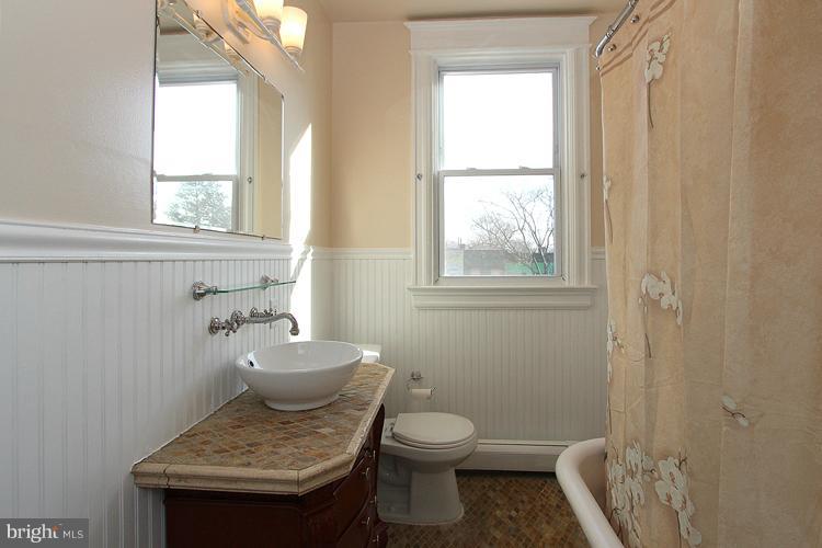 926 8th Street Northeast Washington, DC 20002 - Photo 8 of 30 Bath (Master)