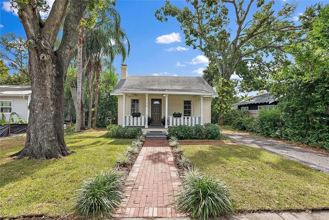 a view of a house with a yard