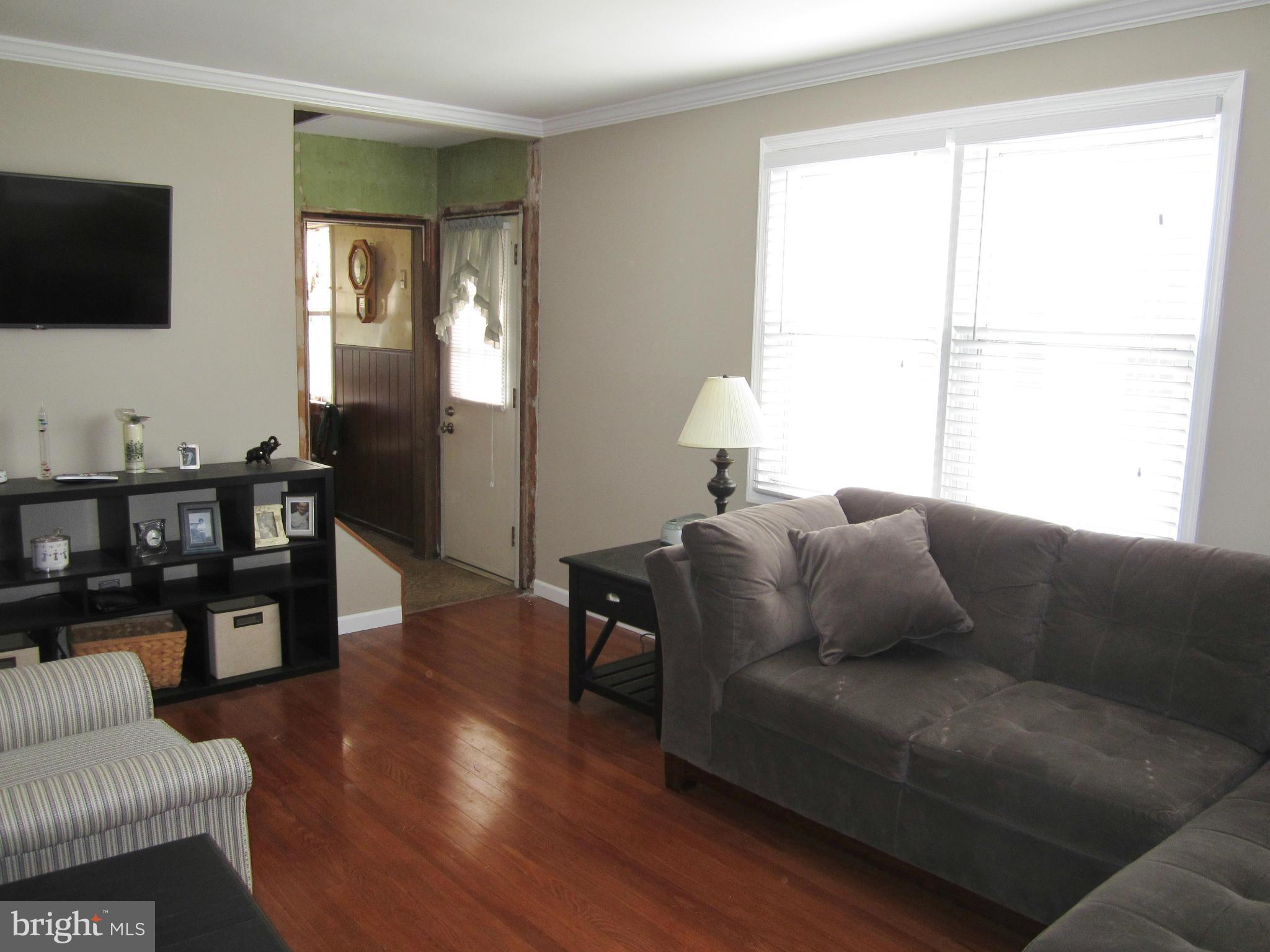 2506 Ambler Road Baltimore, MD 21222 - Photo 5 of 21 Living Room